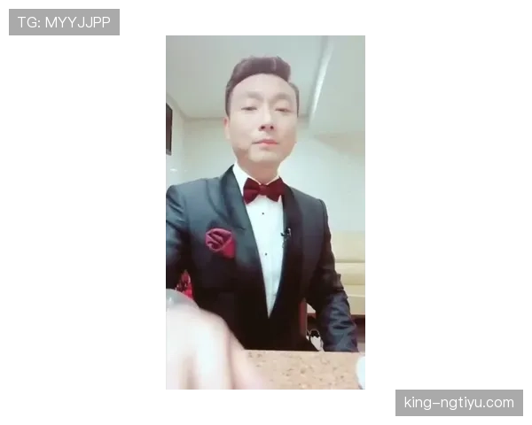 鲍春来平时看着接地气,可掏钱包那一刹那我就知道他不是普通人 鲍春来平时看着接地气,可掏钱包那一刹那我就知道他不是普通人